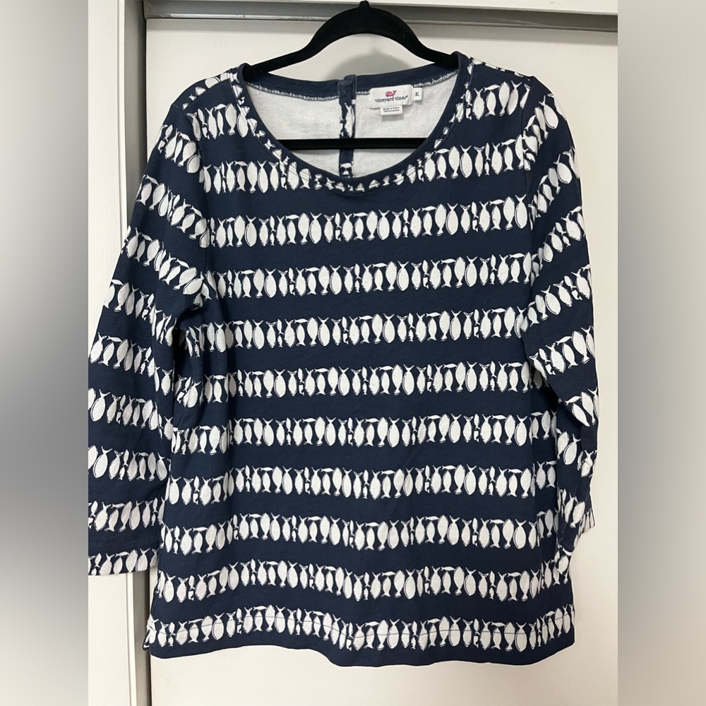 Vineyard Vines Top!  EUC! Navy with white fish design.  Size XL